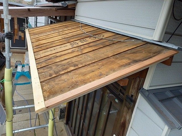 庇屋根の垂木交換と補強